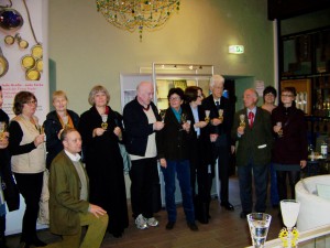 Die Teilnehmer der Jahrestagung im Glasmuseum Wertheim unter einem böhmischen Weihnachtsbaum