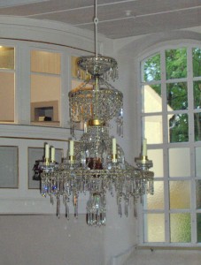 Glass hanging chandeliers as a role model for the wooden hanging chandeliers from the Erzgebirge